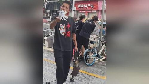 夫妻路边吃瓜的视频,甜蜜画面引网友热议